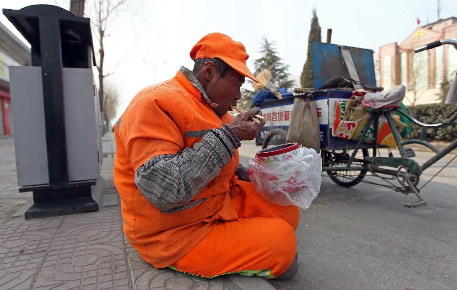 輸送帶廠家：暖心！老人高溫下賣菜城管買下送環(huán)衛(wèi)工