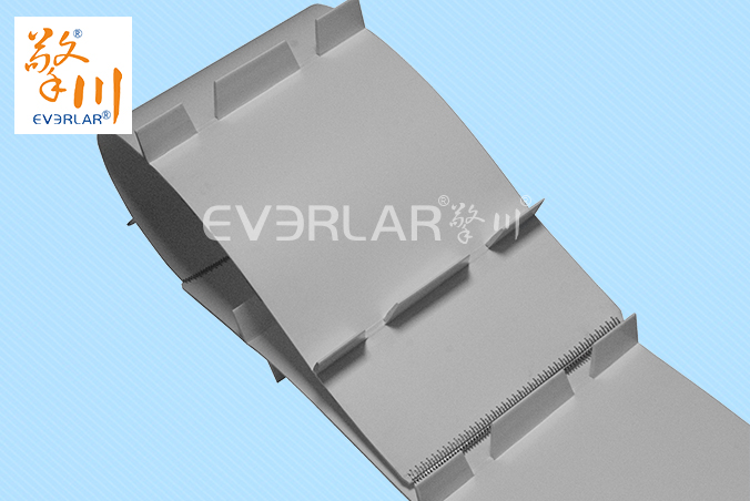 白色PU輸送帶加擋板打鋼扣