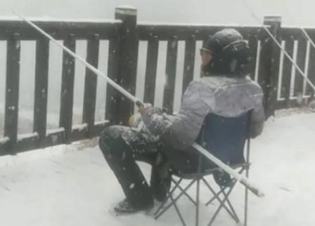 大連一男子頂著大雪釣魚(yú)